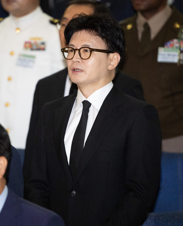한동훈 전 국민의힘 대표가 지난 6월 29일 경기 평택시 해군 2함대 사령부에서 열린 제2연평해전 승전 23주년 기념식에서 애국가를 제창하고 있다. 뉴스1