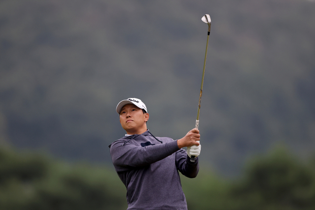 1번 홀 아이언 샷하는 이상희. 사진 제공=KPGA