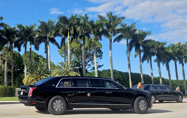 도널드 트럼프 미국 대통령이 18일(현지시간) 한국의 4대 그룹 총수 등 아시아 기업 대표들과 플로리다주 웨스트팜비치에 있는 자신의 골프장 '트럼프 인터내셔널 골프 클럽'에서 라운딩을 마치고 나오는 모습. 차량 뒷좌석에 트럼프 대통령이 평소 골프 경기 때 즐겨 쓰는 흰색 모자를 쓴 인물이 눈에 띈다. /연합뉴스