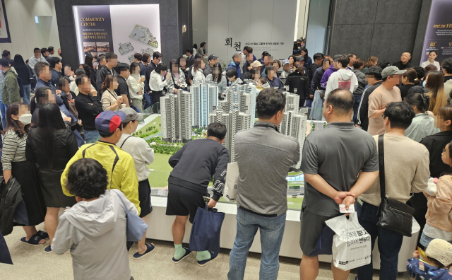 회천중앙역 파라곤 견본주택을 찾은 방문개들이 모형을 둘러보고 있다. 사진 제공=라인그룹