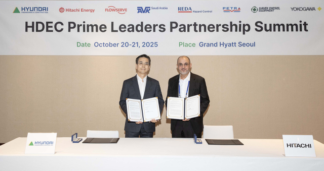 이한우(왼쪽) 현대건설 대표와 타헤르 알타옙 히타치에너지 부사장이 20일 서울 용산구 그랜드 하얏트 호텔에서 열린 ‘업무협약식’에서 기념 촬영을 하고 있다. 사진 제공=현대건설