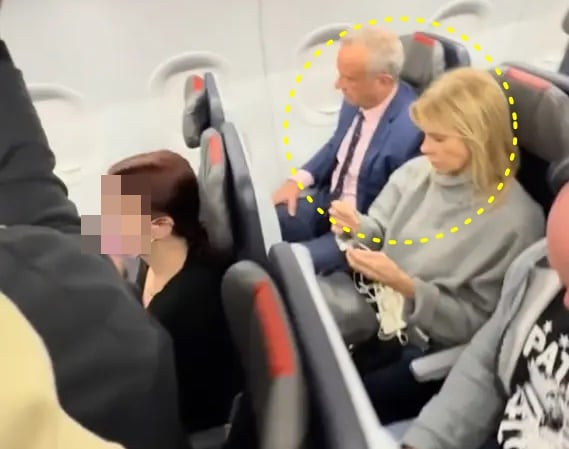 로버트 F. 케네디 주니어 미 보건복지부 장관과 아내 셰릴 하인즈가 이코노미 클래스 좌석에 앉은 모습. 틱톡 갈무리