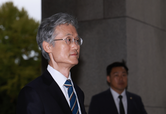 조희대 대법원장이 서울 서초구 대법원으로 출근하고 있다. 연합뉴스