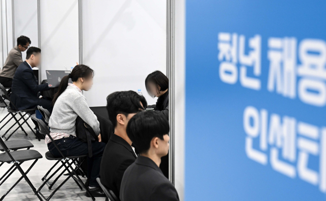 구직자들이 21일 서울 강서구 코엑스마곡 컨벤션센터에서 열린 2025 상생협력 채용박람회에서 현장 면접에 참여하고 있다. 조태형 기자