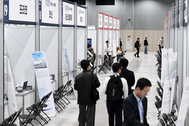 21일 서울 강서구 코엑스마곡 컨벤션센터에서 열린 2025 상생협력 채용박람회가 열린 가운데 참여 기업 채용 부스가 한산하다. 조태형 기자