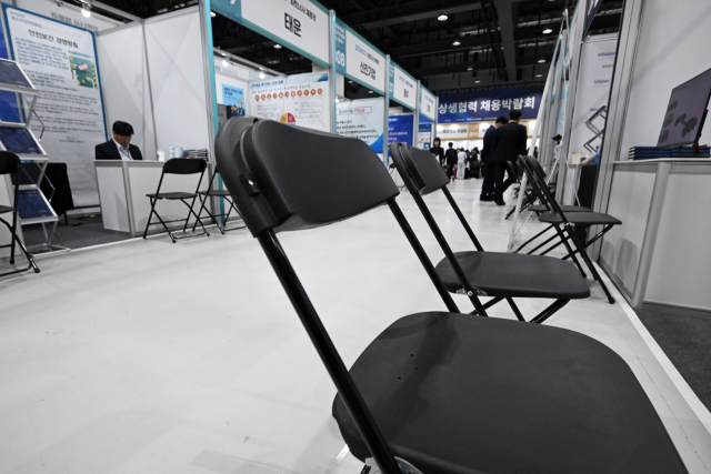 21일 서울 강서구 코엑스마곡 컨벤션센터에서 2025 상생협력 채용박람회가 열린 가운데 참여 기업 채용 부스가 한산하다. 조태형 기자