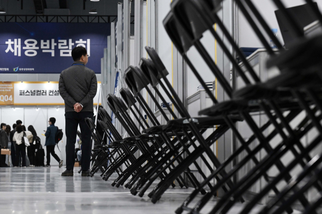 21일 서울 강서구 코엑스마곡 컨벤션센터에서 2025 상생협력 채용박람회가 열린 가운데 참여 기업 관계자가 구직자를 기다리고 있다. 조태형 기자