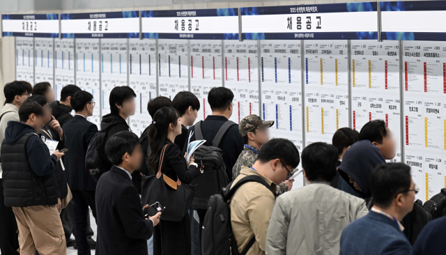 구직자들이 21일 서울 강서구 코엑스마곡 컨벤션센터에서 열린 2025 상생협력 채용박람회에서 채용 공고를 살펴보고 있다. 조태형 기자