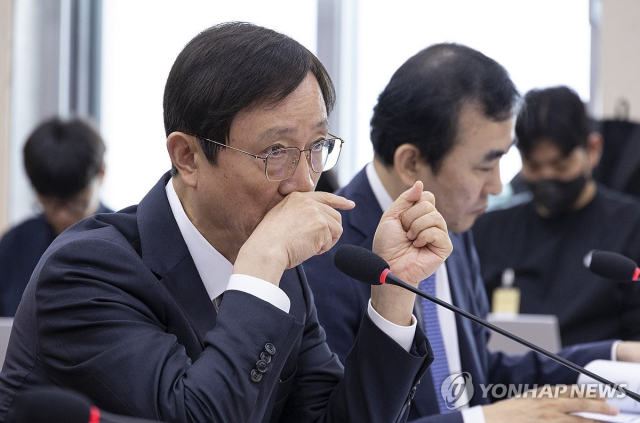 이찬진 금융감독원장이 21일 국회에서 열린 2025년도 정무위원회 국정감사에 출석해 의원 질의를 듣고 있다. 연합뉴스