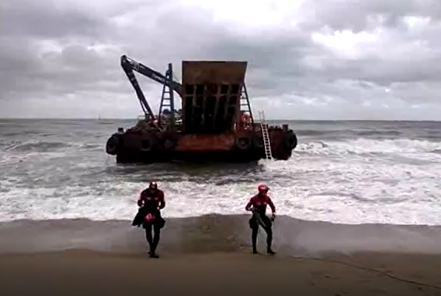 22일 오후 부산 기장 임랑해수욕장 앞 해상에서 공사부선 A호가 좌초돼 해경이 구조에 나섰다. 사진제공=울산해양경찰서