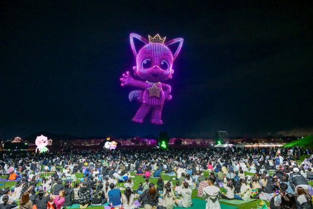 지난 18일 오천그린광장에서 열린 올텐가 시그니처 콘텐츠인 캐릭터 드론쇼 모습. 지난 17일부터 19일까지 순천시 오천그린광장 일대에서 개최된 ‘제2회 글로벌 콘텐츠 페스티벌 in 순천, 올텐가’가 관람객 23만여명의 발길을 사로잡으며 성공적인 막을 내렸다. 사진 제공=순천시