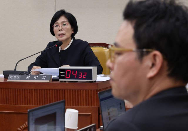 박정훈 국민의힘 의원이 20일 서울 여의도 국회 과학기술정보방송통신위원회에서 열린 국정감사에서 최민희 위원장의 발언을 듣고 있다. 연합뉴스