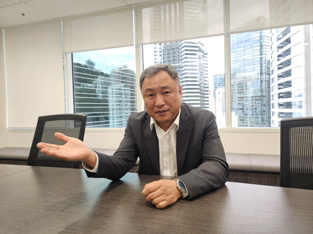 이윤기 NH투자증권 홍콩법인장이 19일 홍콩 사무실에서 서울경제신문과 인터뷰를 하고 있다. 윤지영 기자