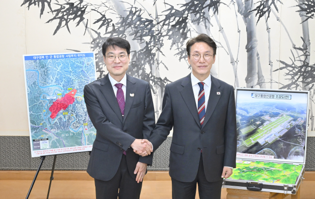 김민석(오른쪽) 국무총리가 22일 대구시청을 찾아 김정기 권한대행과 악수하고 있다. 사진제공=대구시