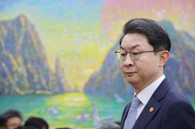 이억원 금융위원장이 20일 서울 여의도 국회 정무위원회에서 열린 금융위원회 등에 대한 국정감사에 출석해 선서를 위해 발언대로 향하고 있다. 연합뉴