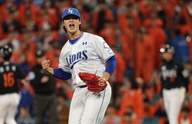 삼성 라이온즈 구원투수 이호성이 22일 대구 삼성라이온즈파크에서 열린 한화 이글스와의 2025 프로야구 KBO리그 포스트시즌 플레이오프 4차전에서 8회 초를 무실점으로 막아내며 포효하고 있다. 연합뉴스