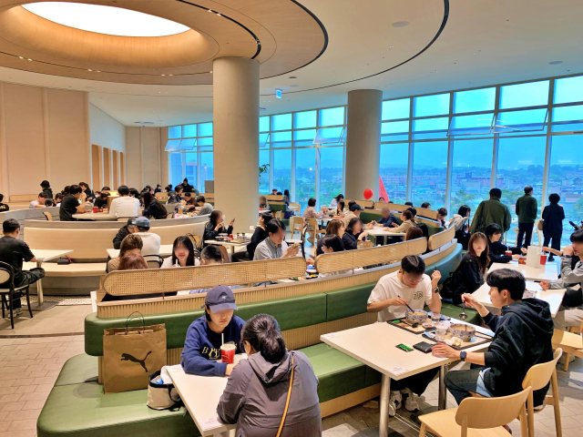 타임빌라스 수원 내 프리미엄 푸드홀 ‘다이닝 에비뉴’ 전경. 사진 제공=롯데백화점