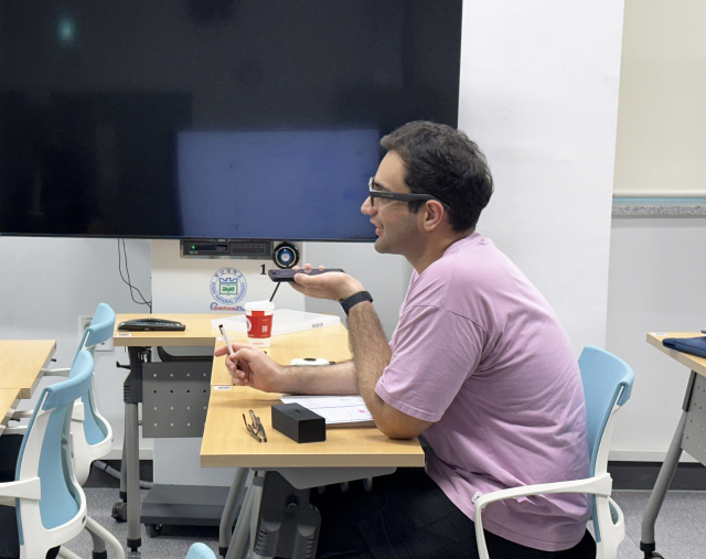 부산대학교에서 ‘AI 통번역 안경’ 을 시연하고 있다. 사진제공=부산대