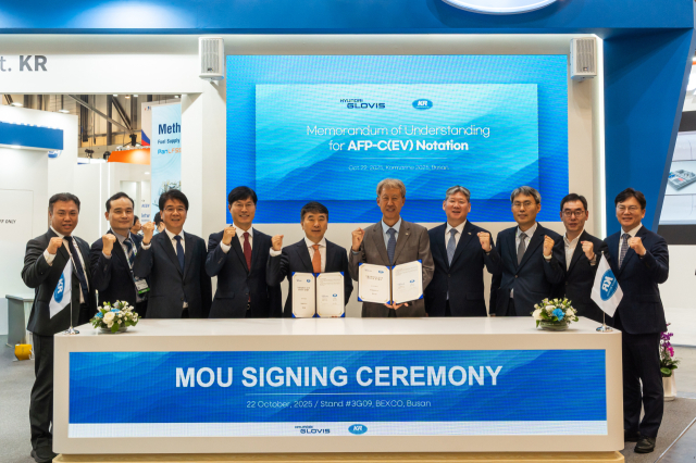 22일 부산 벡스코에서 김태우(왼쪽 다섯 번째) 현대글로비스 물류사업본부장 부사장과 이형철(왼쪽 여섯 번째) 한국선급(KR) 회장 등 관졔가들이 협약 서명 후 기념 촬영을 하고 있다. 사진 제공=KR