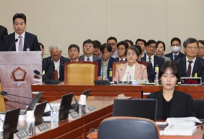 野 "딸 결혼식 때 방통위에 화환 요청"…최민희 "요청 안했다"