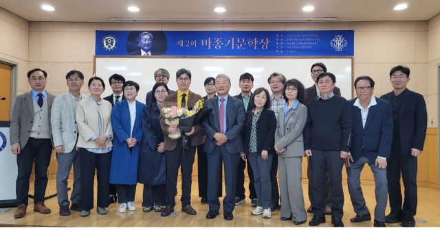 중앙에 제2회 수상자 심보선 시인과 마종기 시인. [사진=파미셀]