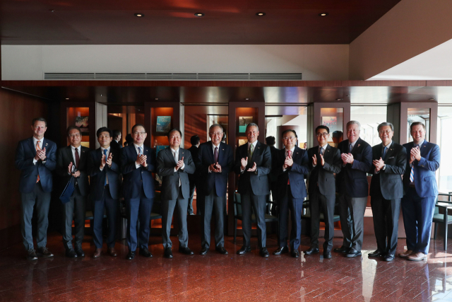 류진(왼쪽 여섯번째부터) 한경협 회장과 빌 리(Bill Lee) 테네시 주지사를 비롯한 경제인들이 24일 그랜드 하얏트 서울에서 간담회를 마친 뒤 기념촬영을 하고 있다. 이번 간담회는 한국과 테네시 경제협력 방안과 한국의 투자 성과 강조, 향후 투자 기회를 모색하기 위해 마련됐다. 사진제공=한경협