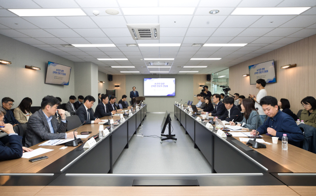 배경훈 부총리 겸 과학기술정보통신부 장관이 23일 경기 성남시 분당구 인공지능안전연구소에서 '딥페이크 탐지, AI에이전트 안전성 평가 시연' 설명을 듣고 있다. 연합뉴스.