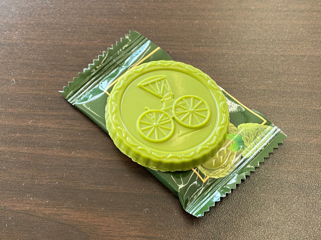 '빈츠 프리미어 말차'. 까무잡잡한 비스킷 위에 오묘한 녹색빛의 말차 초콜릿이 얹어져있다. 김남명 기자