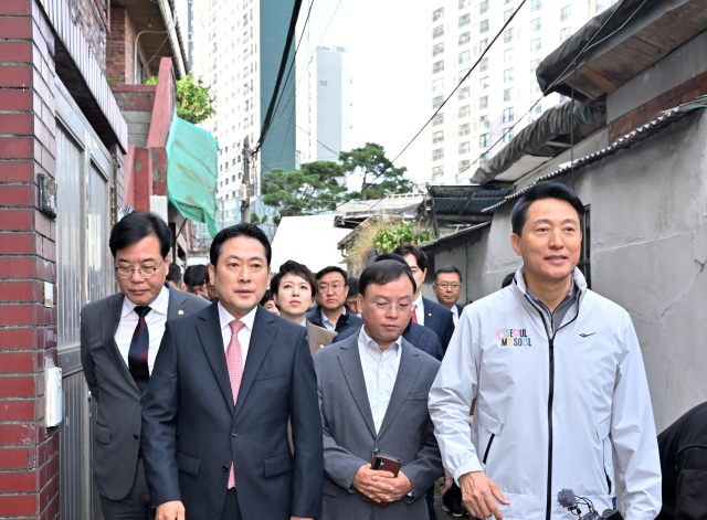 국민의힘 장동혁 대표와 송언석 원내대표(왼쪽), 오세훈 서울시장(오른쪽)이 24일 서울 노원구 상계동에서 열린 서울특별시 부동산 대책 현장회의를 하기 위해 이동하고 있다.