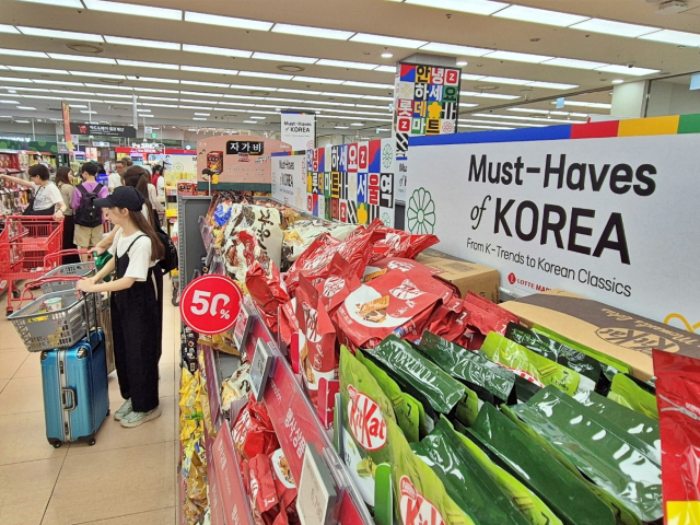 서울시 중구에 위치한 롯데마트 제타플렉스 서울역점에 마련된 '머스트 헤브 오브 코리아' 매대에서 외국인들이 상품을 구매하고 있다. 사진제공=롯데마트