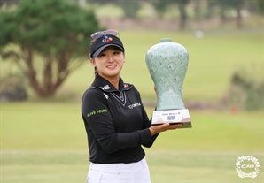 2타 열세 뒤집고 中 첫 우승…리슈잉 ‘나 챔피언 먹었다’