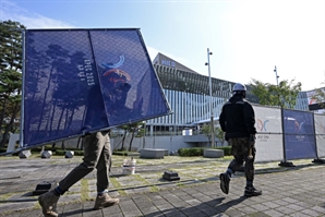 APEC 앞두고 펜스 설치되는 경주화백컨벤션센터