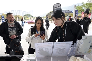 길 안내하는 '사자 보이즈'