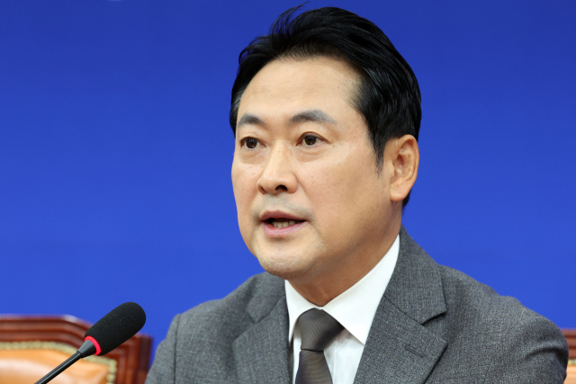 장동혁 국민의힘 대표가 25일 오전 서울 영등포구 여의도 국회에서 열린 기자간담회에서 모두발언을 하고 있다. 뉴스1