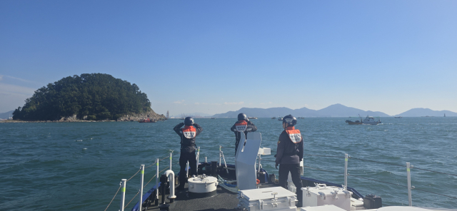 경남 거제시 망와도 남서쪽 약 0.1해리 해상에서 실종된 50대 잠수라를 수색 중인 창원해경. 사진 제공=창원해양경찰서