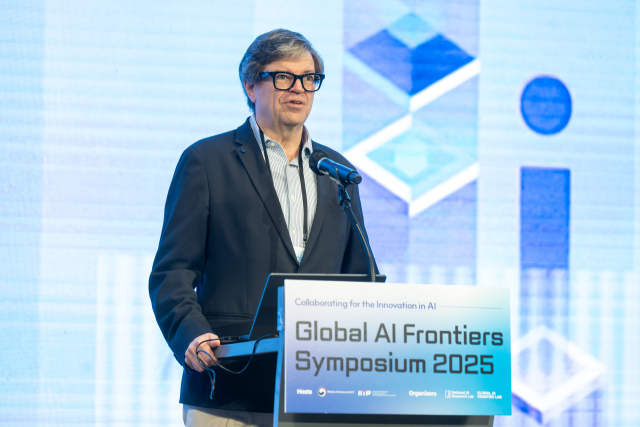 얀 르쿤 뉴욕대 교수가 27일 서울 용산구 서울드래곤시티에서 열린 ‘AI 프론티어 국제 심포지엄 2025’에 참석해 기조강연을 하고 있다. 사진 제공=IITP