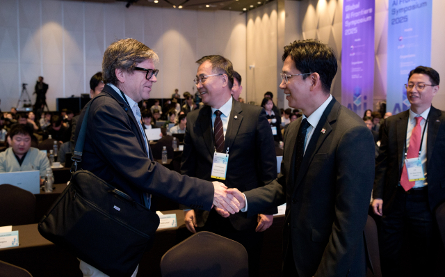 안 르쿤(왼쪽) 뉴욕대 교수와 배경훈 과학기술부총리가 27일 서울 용산구 서울드래곤시티에서 열린 ‘AI 프론티어 국제 심포지엄 2025’에서 만나 악수하고 있다. 사진 제공=과기정통부