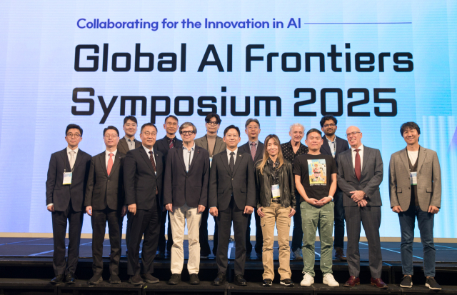 얀 르쿤(앞줄 왼쪽 네 번째부터) 뉴욕대 교수와 배경훈 부총리 겸 과학기술정보통신부 장관, 최예진 스탠퍼드대 교수, 조경현 뉴욕대 교수 등이 27일 서울 용산구 드래곤시티호텔에서 열린 ‘AI 프론티어 국제 심포지엄 2025’ 행사에 참석해 기념 촬영을 하고 있다. 사진 제공=과기정통부
