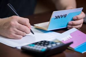 "혹시 아버님 통장에도?"…노인 10명 중 6명, 못 찾아 손해보는 ‘이 돈’ 2.5조 달해