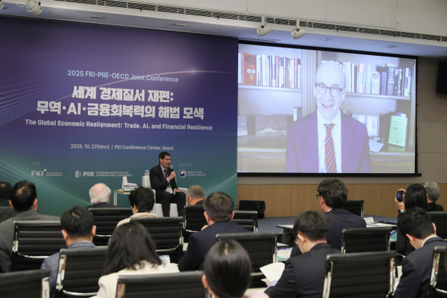 케네스 로고프 하버드대 교수가 이 27일 FKI타워 컨퍼런스센터에서 열린 '2025 FKI-PIIE-OECD 국제 컨퍼런스'에 화상으로 참석해 기조연설을 하고 있다. 사진제공=한경협