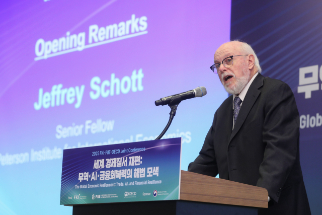 제프리 쇼트 피터슨국제경제연구소(PIIE) 선임연구위원이 27일 서울 여의도 FKI타워 컨퍼런스센터에서 열린 '세계 경제질서 재편: 무역, AI, 금융회복력의 해법 모색' 국제 콘퍼런스에 참석해 인사말을 하고 있다. 사진제공=한경협