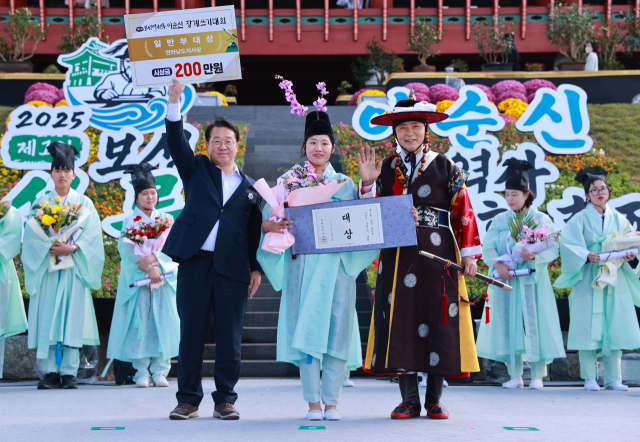 ‘제1회 보성 열선루 이순신 역사문화축제’에서 문금주 국회의원(왼쪽부터), 일반부 대상 서은애(전남 순천)씨, 김철우 보성군수가 수상을 축하하고 있다. 사진 제공=보성군