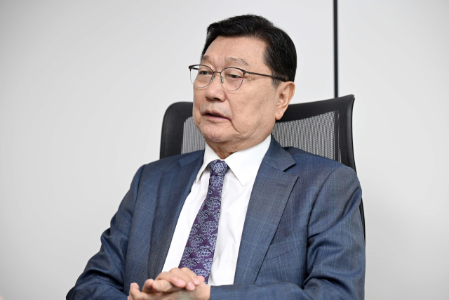 정덕구 니어재단 이사장이 27일 서울경제신문과의 인터뷰에서 “미중 통상 갈등에 대응하기 위해서는 구조 개혁에 기반한 자강(自强) 시스템을 서둘러 구축해야 한다”고 강조하고 있다. 조태형 기자