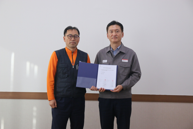 지난 27일 열린 금호타이어 2025 단체교섭 조인식에서 정일택(오른쪽) 대표이사와 황용필 노조 대표지회장이 2025년 임금협상안 합의서를 교환하고 기념촬영을 하고 있다. 사진 제공=금호타이어