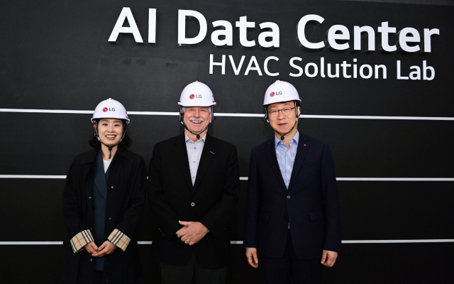 남재인(왼쪽부터) SK엔무브 그린성장본부장, 피터 폴린 GRC 최고경영자(CEO), 이재성 LG전자 ES사업본부장이 27일 LG전자 칠러사업장 내 구축된 AI 데이터센터 전용 테스트베드에서 업무 협약을 체결한 뒤 기념 촬영을 하고 있다.사진=LG전자