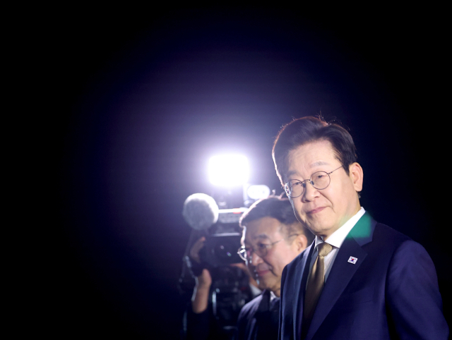 한-아세안 정상회의를 마친 이재명 대통령이 27일 경기 성남 서울공항에 도착해 공군1호기에서 내려 차량으로 이동하고 있다. 연합뉴스