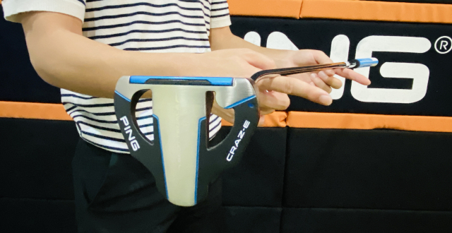 양손가락으로 퍼터를 받쳐 들면 밸런스를 쉽게 파악할 수 있다.