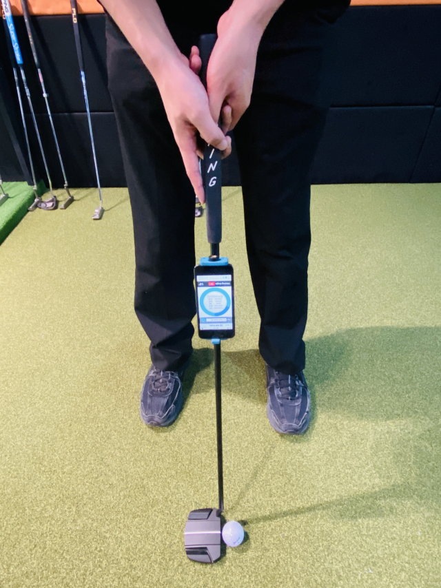 핑의 아이핑 퍼터앱이 깔린 아이폰을 퍼터에 부착한 뒤 테스트를 하고 있는 모습.