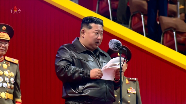 북한 김정은이 이달 12일 노동당 창건 80주년 경축 행사에서 참가자들을 격려하는 연설을 하고 있다. 연합뉴스
