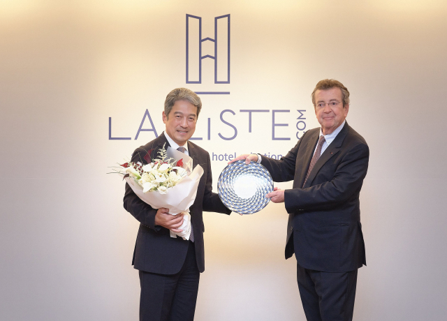‘라 리스트 2025 호텔 한국 시상식’에 참석한 이정호(왼쪽) 호텔신라 호텔&레저부문 부문장 부사장과 필립 포르 라 리스트 대표. 사진 제공=호텔신라.